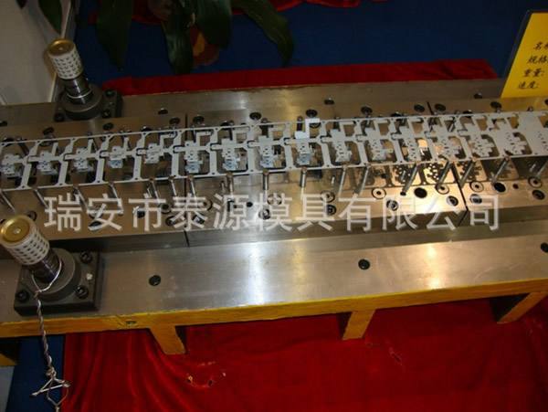 冷沖自動模具
